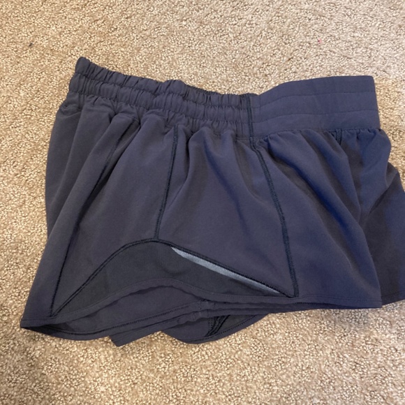 Lululemon Hotty Hot Shorts 2.5 inch Size 6 - Picture 5 of 12